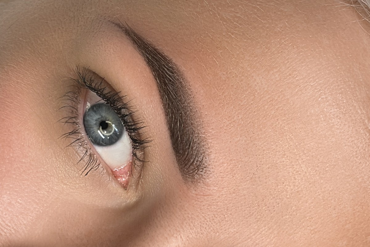 Powder Brows Schulung – Deine Ausbildung zur Expertin für perfekte Augenbrauen! Willkommen bei unserer exklusiven Powder Brows Schulung – dem ultimativen Training für alle, die sich eine Karriere in der Schönheitspflege aufbauen oder ihr bestehendes Angebot erweitern möchten. Lerne die neueste Technik für voluminöse, natürliche Augenbrauen und werde zur gefragten Powder Brows Expertin! Unsere Schulung kombiniert praxisorientiertes Lernen mit modernem Online-Theorietraining, damit du perfekt vorbereitet in die Praxis starten kannst. Was dich erwartet: 1. Online-Theorietraining mit lebenslangem Zugang • Erhalte exklusiven Zugang zu unserem Online-Theoriekurs, der dir alle Grundlagen der Powder Brows Technik vermittelt. Du lernst alles von der Hautanalyse bis hin zur Farb- und Pigmentwahl. • Lerne in deinem Tempo: Greife jederzeit auf die Inhalte zu, wann immer du sie benötigst – ob zur Vorbereitung auf das Praxistraining oder als Nachschlagewerk während deiner Karriere. • Lebenslanger Zugang: Du kannst jederzeit auf die Materialien zugreifen, um dein Wissen zu vertiefen und auf dem neuesten Stand zu bleiben. 2. 3 Tage intensives Praxistraining • Praxisorientiertes Lernen steht bei uns an erster Stelle. In unserem 3-tägigen Praxistraining wirst du intensiv betreut und erlernst die Technik direkt an echten Modellen. • 4 Modelle in der Praxis: Du bekommst die Möglichkeit, mit 4 echten Modellen zu arbeiten, um deine Fähigkeiten in der Powder Brows Technik unter realen Bedingungen zu perfektionieren. • Individuelle Betreuung: Teresa steht dir mit Rat und Tat zur Seite, um sicherzustellen, dass du die Technik korrekt umsetzt und selbstbewusst arbeiten kannst. 3. Zertifikat & Nachbetreuung • Am Ende der Schulung erhältst du ein offizielles Zertifikat, das deine Ausbildung bescheinigt. Dieses ist nicht nur ein wertvolles Dokument für deine Karriere, sondern auch ein Qualitätsmerkmal für deine zukünftigen Kunden. • Du hast auch nach der Schulung weiteren Zugang zu unserem Support und kannst dich jederzeit bei Fragen an uns wenden. Warum du dich für unsere Schulung entscheiden solltest: • Komplettausbildung: Theorie und Praxis in perfekter Kombination. Wir bieten dir nicht nur das technische Know-how, sondern auch wertvolle Tipps für den Aufbau deines Geschäfts. • Exklusive Materialien: Du arbeitest mit hochwertigen Produkten und Tools, die du später auch für deine Kunden verwenden kannst. • Zukunftssicher: Mit der Powder Brows Technik eröffnest du dir neue berufliche Perspektiven in einem wachsenden Markt. Kosten & Anmeldung Die Kosten für unsere Powder Brows Schulung inklusive Online-Theoriekurs, 3 Tagen Praxistraining (nur du und Teresa), umfangreichen Starter Set und Zertifikat betragen € 2600. Alle Materialien und 4 Modelle sind in diesem Preis enthalten! Sichere dir deinen Platz in unserem nächsten Kurs! Die Teilnehmerzahl ist begrenzt, um eine individuelle Betreuung zu gewährleisten. Jetzt anmelden und durchstarten! Bist du bereit, deine Karriere in der Beauty-Branche auf das nächste Level zu heben? Melde dich noch heute an und erlerne die Kunst der Powder Brows Technik! Wir freuen uns, dich bald in unserer Schulung begrüßen zu dürfen!