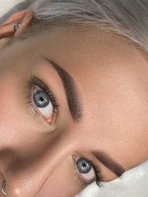 Powder Brows Schulung – Deine Ausbildung zur Expertin für perfekte Augenbrauen! Willkommen bei unserer exklusiven Powder Brows Schulung – dem ultimativen Training für alle, die sich eine Karriere in der Schönheitspflege aufbauen oder ihr bestehendes Angebot erweitern möchten. Lerne die neueste Technik für voluminöse, natürliche Augenbrauen und werde zur gefragten Powder Brows Expertin! Unsere Schulung kombiniert praxisorientiertes Lernen mit modernem Online-Theorietraining, damit du perfekt vorbereitet in die Praxis starten kannst. Was dich erwartet: 1. Online-Theorietraining mit lebenslangem Zugang • Erhalte exklusiven Zugang zu unserem Online-Theoriekurs, der dir alle Grundlagen der Powder Brows Technik vermittelt. Du lernst alles von der Hautanalyse bis hin zur Farb- und Pigmentwahl. • Lerne in deinem Tempo: Greife jederzeit auf die Inhalte zu, wann immer du sie benötigst – ob zur Vorbereitung auf das Praxistraining oder als Nachschlagewerk während deiner Karriere. • Lebenslanger Zugang: Du kannst jederzeit auf die Materialien zugreifen, um dein Wissen zu vertiefen und auf dem neuesten Stand zu bleiben. 2. 3 Tage intensives Praxistraining • Praxisorientiertes Lernen steht bei uns an erster Stelle. In unserem 3-tägigen Praxistraining wirst du intensiv betreut und erlernst die Technik direkt an echten Modellen. • 4 Modelle in der Praxis: Du bekommst die Möglichkeit, mit 4 echten Modellen zu arbeiten, um deine Fähigkeiten in der Powder Brows Technik unter realen Bedingungen zu perfektionieren. • Individuelle Betreuung: Teresa steht dir mit Rat und Tat zur Seite, um sicherzustellen, dass du die Technik korrekt umsetzt und selbstbewusst arbeiten kannst. 3. Zertifikat & Nachbetreuung • Am Ende der Schulung erhältst du ein offizielles Zertifikat, das deine Ausbildung bescheinigt. Dieses ist nicht nur ein wertvolles Dokument für deine Karriere, sondern auch ein Qualitätsmerkmal für deine zukünftigen Kunden. • Du hast auch nach der Schulung weiteren Zugang zu unserem Support und kannst dich jederzeit bei Fragen an uns wenden. Warum du dich für unsere Schulung entscheiden solltest: • Komplettausbildung: Theorie und Praxis in perfekter Kombination. Wir bieten dir nicht nur das technische Know-how, sondern auch wertvolle Tipps für den Aufbau deines Geschäfts. • Exklusive Materialien: Du arbeitest mit hochwertigen Produkten und Tools, die du später auch für deine Kunden verwenden kannst. • Zukunftssicher: Mit der Powder Brows Technik eröffnest du dir neue berufliche Perspektiven in einem wachsenden Markt. Kosten & Anmeldung Die Kosten für unsere Powder Brows Schulung inklusive Online-Theoriekurs, 3 Tagen Praxistraining (nur du und Teresa), umfangreichen Starter Set und Zertifikat betragen € 2600. Alle Materialien und 4 Modelle sind in diesem Preis enthalten! Sichere dir deinen Platz in unserem nächsten Kurs! Die Teilnehmerzahl ist begrenzt, um eine individuelle Betreuung zu gewährleisten. Jetzt anmelden und durchstarten! Bist du bereit, deine Karriere in der Beauty-Branche auf das nächste Level zu heben? Melde dich noch heute an und erlerne die Kunst der Powder Brows Technik! Wir freuen uns, dich bald in unserer Schulung begrüßen zu dürfen!